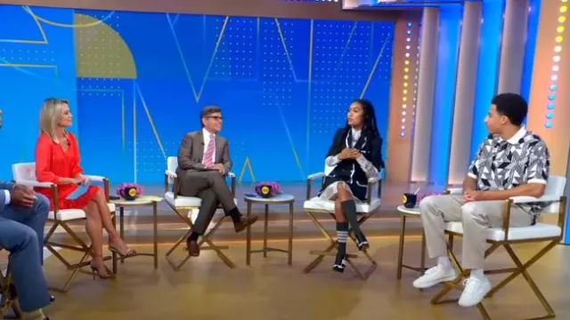 Thom Browne 4-Bar Stripe Cocks porté par Yara Shahidi vu dans Good Morning America le 20 juillet 2022