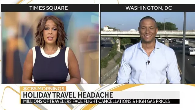 Robe contrastée marine portée par Gayle King dans CBS Mornings le 1er juillet 2022