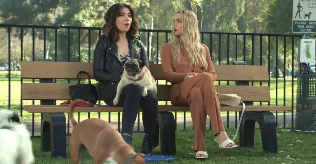 Pantalon A.L.C. Logan porté par Maggie (Rebecca Rittenhouse) vu dans Maggie (S01E13)