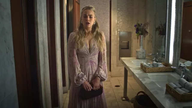 Loeffler Randall Hariet Pochette tressée en velours épicé porté par Maggie (Rebecca Rittenhouse) vu dans Maggie (S01E13)