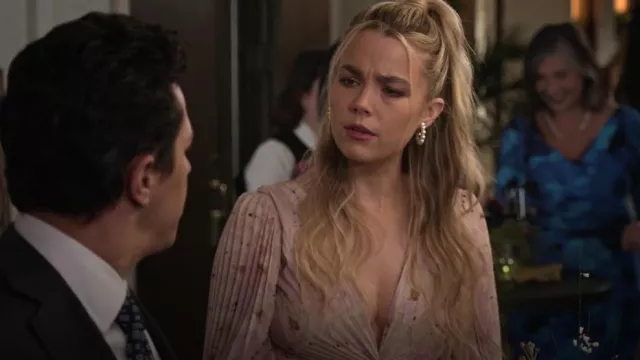 Boucles d’oreilles Lele Sadoughi Pearl Hoop portées par Maggie (Rebecca Rittenhouse) comme on le voit dans Maggie (S01E13)