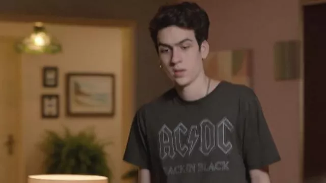 AC/DC Back in Black T-shirt worn by Tomàs (Daniel Botelho) as seen in All the Same… or Not TV series outfits (S01E05)