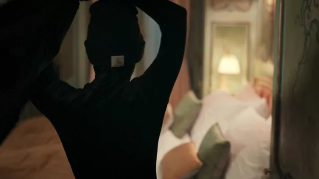 Bonnet Carhartt en noir porté par Mira Harberg (Alicia Vikander) dans Irma Vep (S01E06)