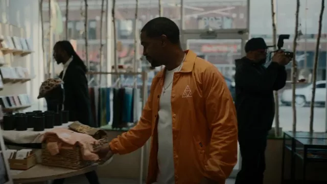HUF Jacket Triple Triangle Rust porté par Darnell (Rolando Boyce) vu dans The Chi (S05E04)