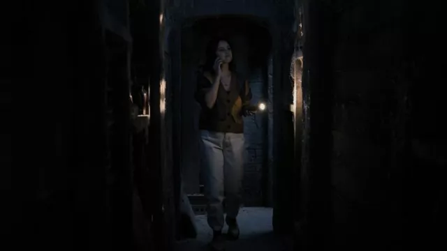 Re/Done Cropped Argyle Jacquard Knit Cardigan porté par Mabel Mora (Selena Gomez) comme on le voit dans Only Murders in the Building (S02E05)