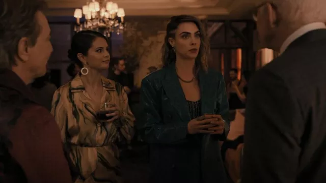 Rotate Fox Snakeskin Effect Double Breasted Blazer porté par Alice (Cara Delevingne) comme on le voit dans Only Murders in the Building (S02E05)
