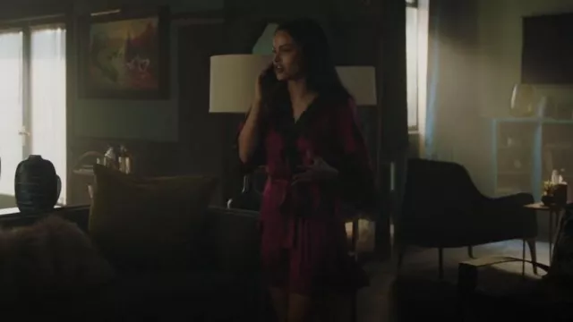 Christine Lingerie Stretch Silk Robe portée par Veronica Lodge (Camila Mendes) vue dans Riverdale (S06E13)