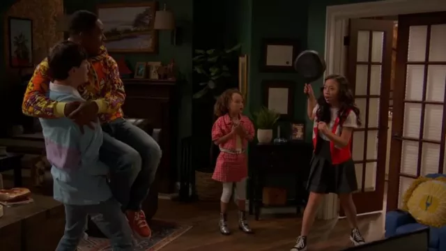 Grayson Threads Car-Print Camiseta usada por Ivy (Emmy Liu-Wang) como se ve en Raven's Home (S05E01)