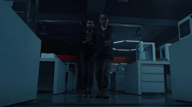 Vans Old Skool Sneakers porté par la jeune Jade Wesker (Tamara Smart) vu dans Resident Evil (S01E01)