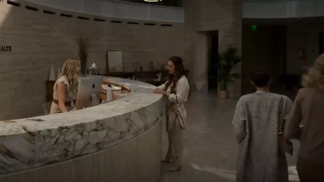 Stella McCartney Falabella Tote usada por Liv Whitley (Billie Catherine Lourd) como se ve en American Horror Stories (S01E05)