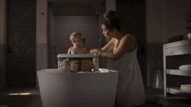 Burt's Bees Baby Wash utilizado por Liv Whitley (Billie Catherine Lourd) como se ve en American Horror Stories (S01E05)