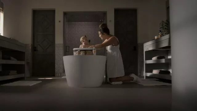 Givenchy Sneakers White usado por Liv Whitley (Billie Catherine Lourd) como se ve en American Horror Stories (S01E05)