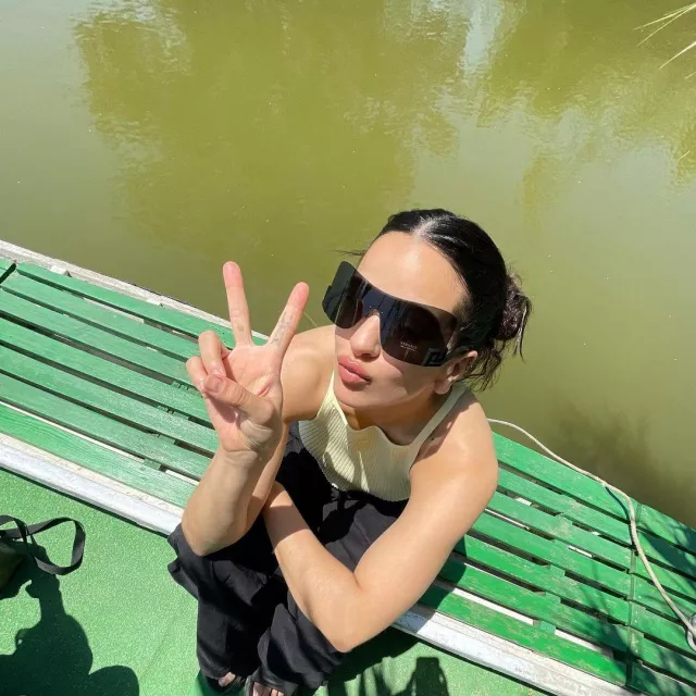 Les lunettes de soleil noires Versace portées par Rosalía sur son compte Instagram @rosalia.vt 
