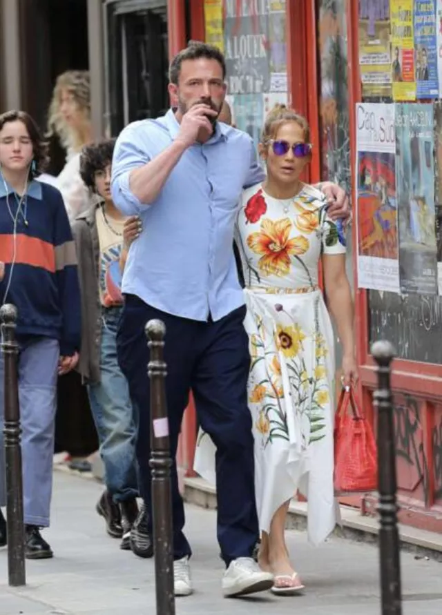 Oscar de la Renta Robe midi florale en coton portée par Jennifer Lopez dans les rues de Paris avec Ben Affleck le 22 juillet 2022