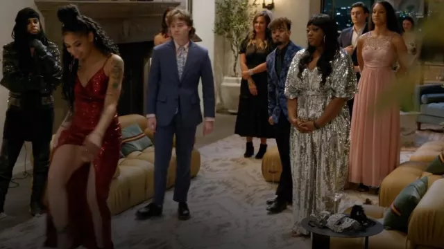 Mac Duggal Fabulouss usado por Dominique como se ve en Claim to Fame (S01E01)