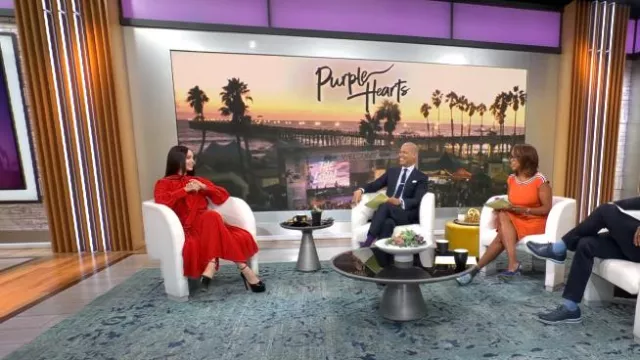 Valentino Pussy Bow Robe en soie plissée portée par Sofia Carson dans CBS Evening News le 25 juillet 2022