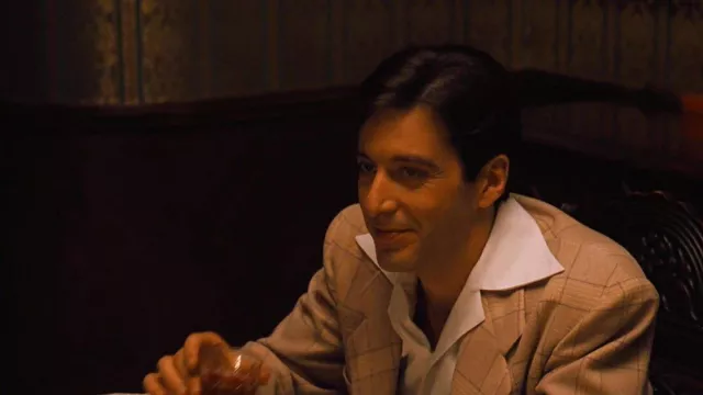 La veste beige à carreaux portée par Michael Corleone (Al Pacino) dans le film Le Parrain, 2e partie