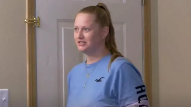 Hollister Print Lo­go Graph­ic Tee White to Blue Om­bre worn by Ashley Jones as seen in Teen Mom: Young + Pregnant (S04E04)