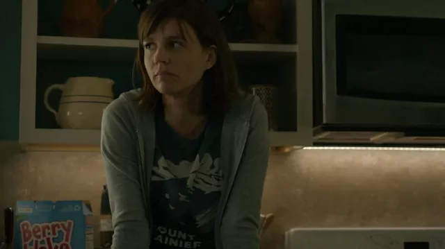 La camiseta del Parque Nacional Mount Rainier del Proyecto Landmark usada por Kristen Bouchard (Katja Herbers) como se ve en Evil (S03E05)