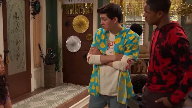 Tipsy Elves Rub­ber Ducky Hawai­ian Shirt worn by Neil (Felix Avitia) as seen in Raven's Home (S05E07)