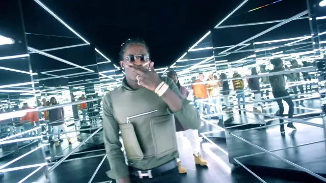 Chaqueta antibalas de Young Thug en el video musical The Half de DJ Snake feat. Jeremih, joven matón, Swizz Beatz