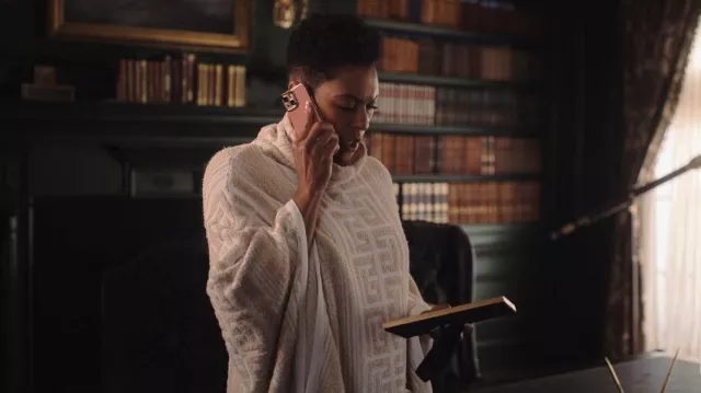 Balmain Monogram Knit Poncho usado por Lorraine Swift (April Parker Jones) como se ve en Tom Swift (S01E07)