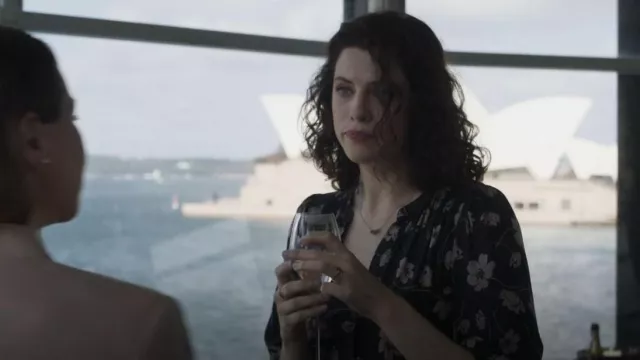 VELVET Esther Crêpe Minirobe portée par Meghan Shaughnessy (Jessica De Gouw) vue dans Les Secrets qu’elle garde (S02E02)
