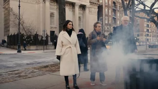 Manteau ceinturé texturé Zara porté par Mabel Mora (Selena Gomez) vu dans Only Murders in the Building (S02E06)