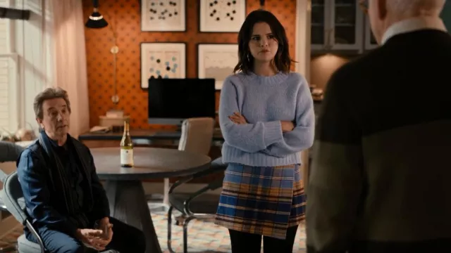 Free People Emmy Mini Menswear Skort porté par Mabel Mora (Selena Gomez) vu dans Only Murders in the Building (S02E06)