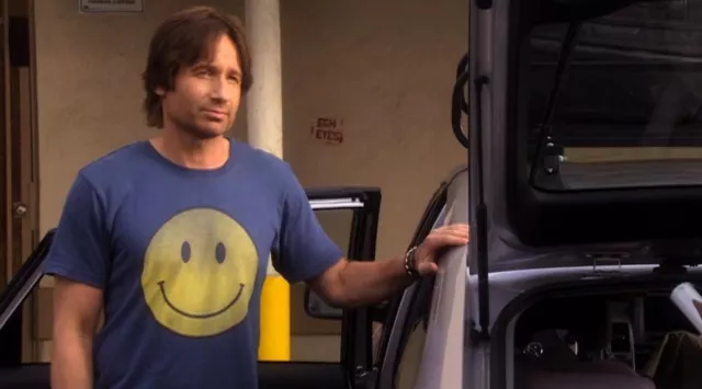 The blue Smiley t-shirt worn by Hank Moody (David Duchovny) in the series Californication (Season 2 Episode 12)
