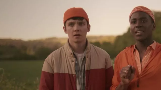 Le bonnet miki orange porté par Otis Milburn (Asa Butterfield) dans la série Sex Education (Saison 1 Épisode 2)