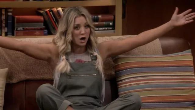 La salopette Levi's portée par Penny (Kaley Cuoco) dans la série The Big Bang Theory (Saison 10 Episode 4)