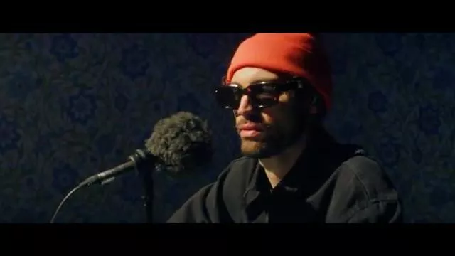 The orange cap worn by JeanJass in the video Grünt #49 by Caballero & JeanJass 