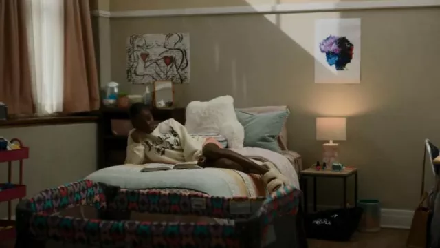 UGG Australia Oh Fluffita Slide porté par Kiesha Williams (Birgundi Baker) vu dans The Chi (S05E06)