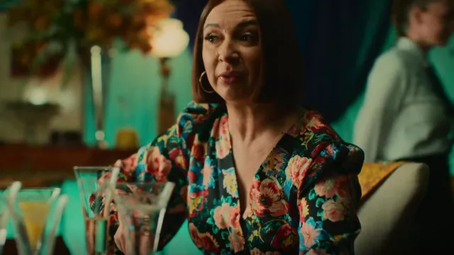 La femme du vampire La robe du Rédempteur portée par Molly Novak (Maya Rudolph) vue dans Loot (S01E08)