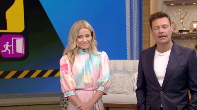 Robe Hunter Bell Langley portée par Kelly Ripa vue en LIVE avec Kelly et Ryan le 27 juillet 2022