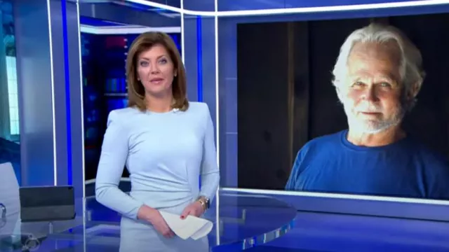 Giorgio Armani Vestido de punto drapeado de hendidura delantera usado por Norah O'Donnell como se ve en CBS Evening News el 28 de julio de 2022