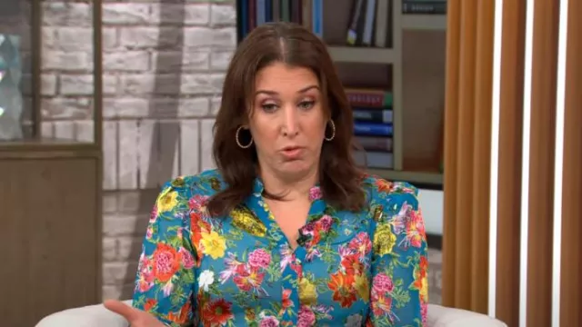 Alice + Olivia Sheila Blouse In Summer Bliss porté par Sarah Gelman vu dans CBS Mornings le 28 juillet 2022