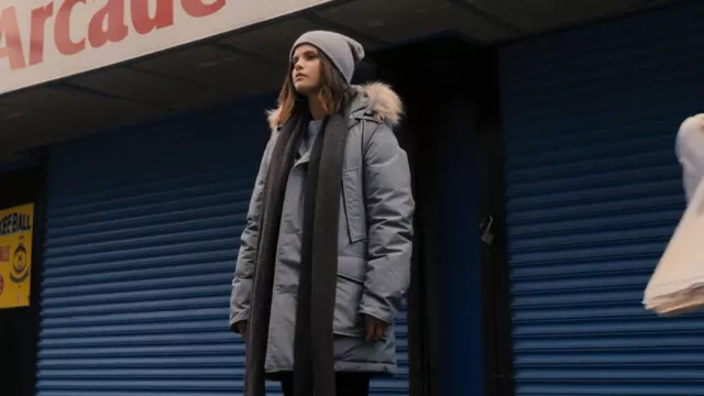 Parka arctique woolrich avec fourrure amovible bleu portée par Mabel Mora (Selena Gomez) comme on le voit dans Only Murders in the Building (S02E07)