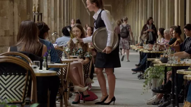 Christian Louboutin Soval Ankle Strap Pump porté par Emily Cooper (Lily Collins) vu dans Emily in Paris (S01E03)