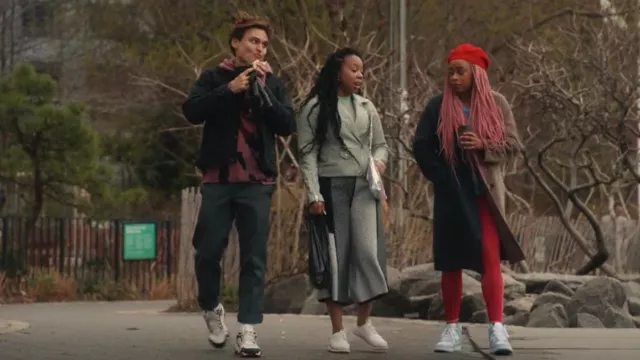 Veste Moto Nyc vierge portée par Malika (Toccarra Cash) vue dans Everything’s Trash (S01E01)