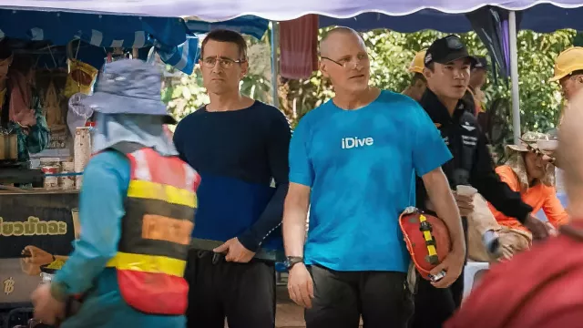 Camiseta impresa "iDive" en azul usada por Rick Stanton (Viggo Mortensen) en la película Thirteen Lives