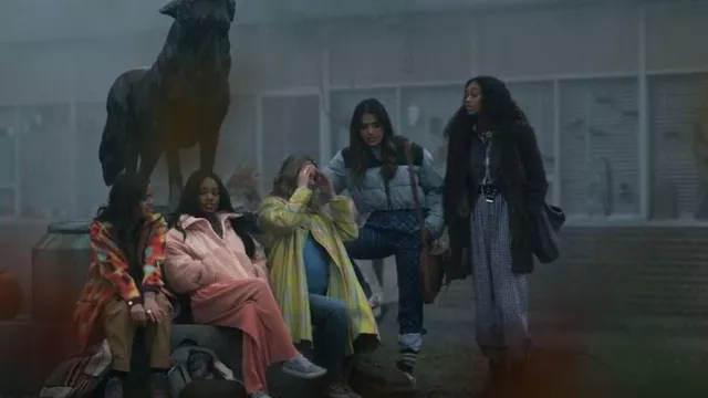 Free People Adventure Awaits Fleece Jacket dans Peach Campagne porté par Faran Bryant (Zaria Simone) comme on le voit dans Pretty Little Liars: Original Sin (S01E04)