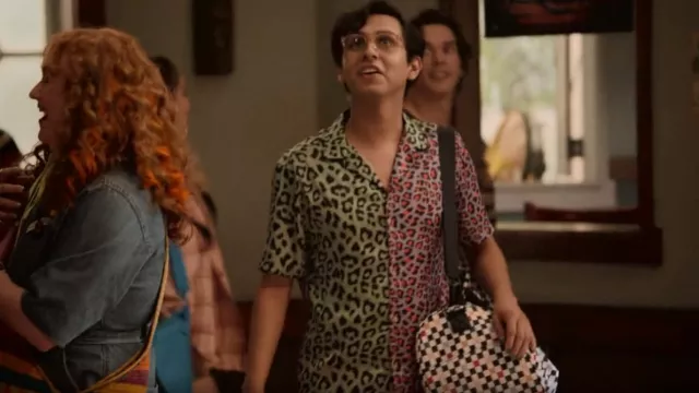 Asos Desing Relaxed Revere Shirt porté par Carlos (Frankie A. Rodriguez) vu dans High School Musical: The Musical: The Series (S03E02)