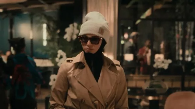 Carhartt WIP Lo­go Patch Knit­ted Beanie worn by Mira Harberg (Alicia Vikander) as seen in Irma Vep (S01E08)