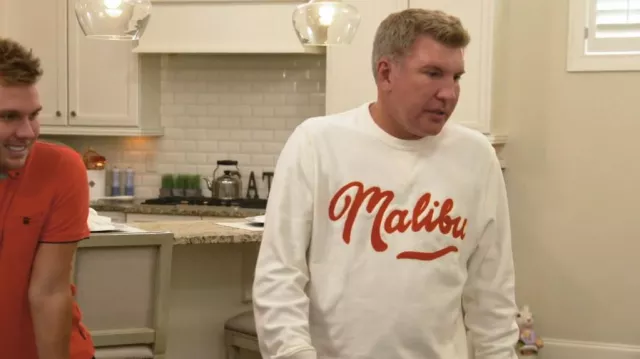Todd Snyder X Champion Malibu Antique White Sweatshirt porté par Todd Chrisley comme on le voit dans Chrisley Knows Best (S09E25)