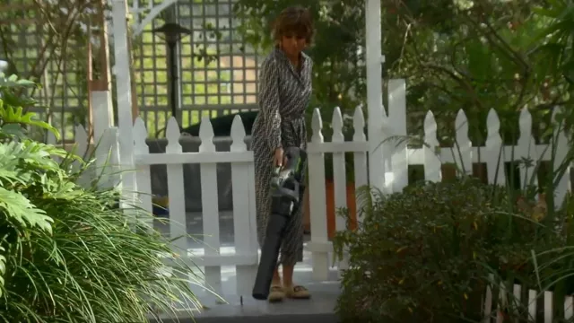 Gucci Interlocking G Shearling Flat Slippers worn by Lisa Rinna as seen in The Real Housewives of Beverly Hills (S12E13)