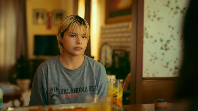 T-shirt des Cowboys d’Oklahoma State porté par Jackie (Elva Guerra) dans la garde-robe de la série télévisée Reservation Dogs (saison 2 épisode 2)