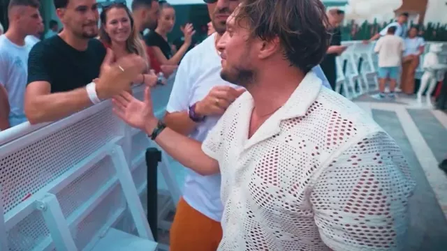 Chemise à texture en crochet of Mcfly in David Guetta était choqué. Nous aussi. Découvrez notre incroyable aventure à Ibiza.
