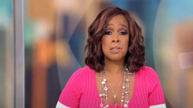 Vestido Midi de punto acanalado de colorblock usado por Gayle King como se ve en CBS Mornings el 07 de agosto de 2022